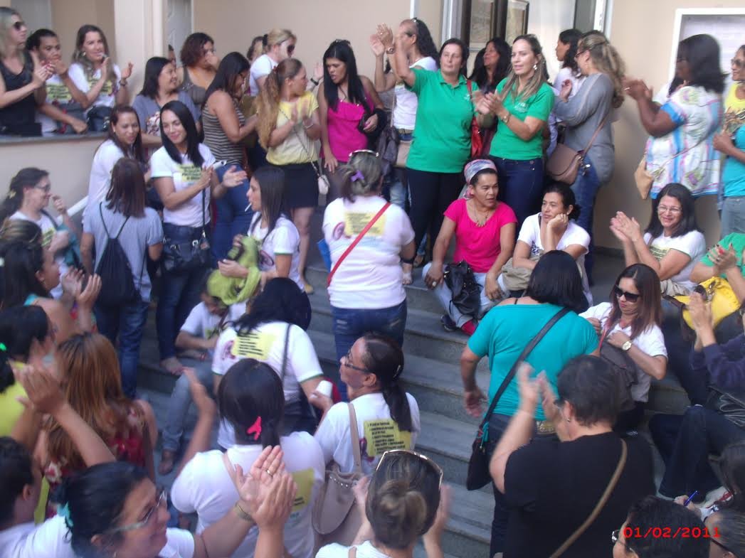 Profissionais da Educação fazem manifestação na PMVC