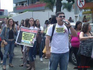 Profissionais da educação fazem assembléia e manifestação