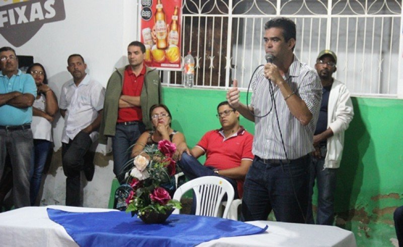 Prefeito de Queimadas anuncia desistência da reeleição