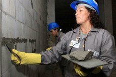 Projeto ‘Mão na Massa’ capacita mulheres na construção civil