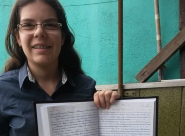Estudante copia Bíblia à mão e quebra recorde