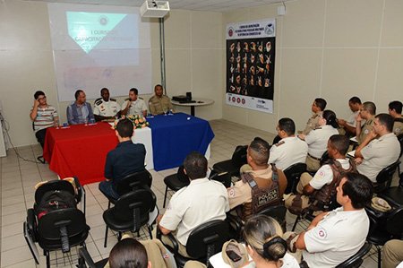 Lingua Brasileira de Sinais capacita policiais