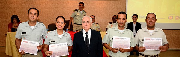 Policiais militares são certificados em curso de Libras