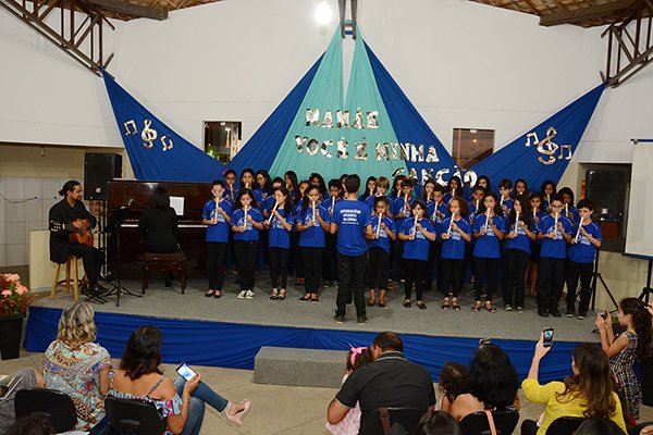 Alunos homenageiam mães: conservatório municipal