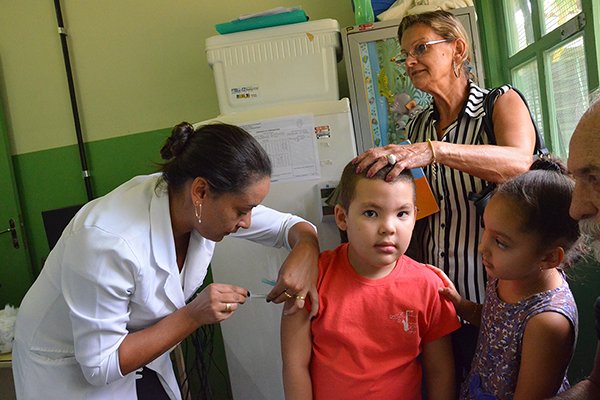 Crianças devem tomar reforço da vacina contra a gripe