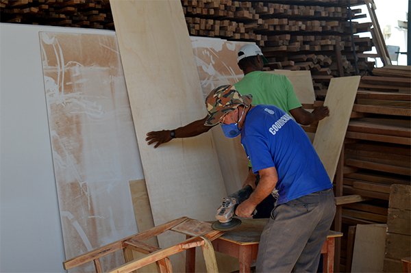 Marcenaria própria beneficia escolas e creches da Rede Municipal