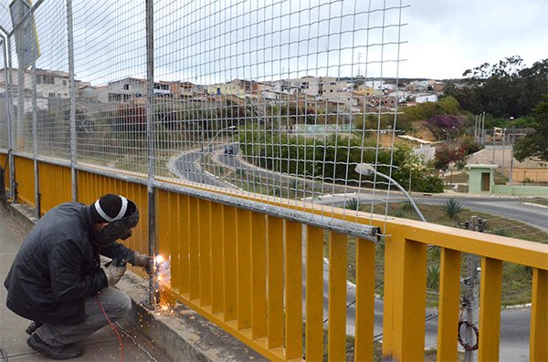 Prefeitura implanta telas no viaduto do bairro Guarani