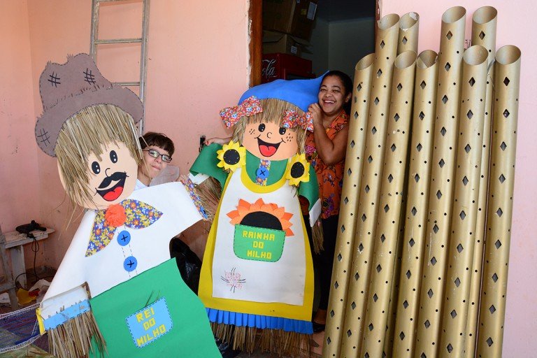 Moradores mantêm tradição junina de ornamentação de ruas