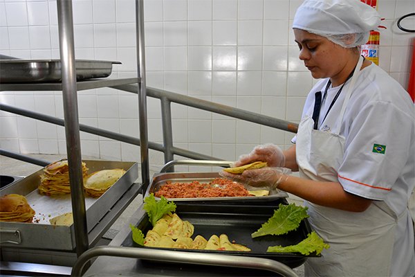 Restaurante Popular serve 950 refeições por dia