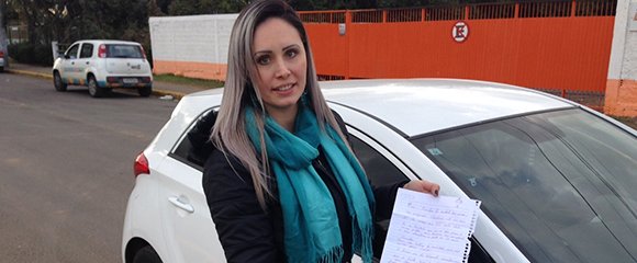 Arrependido, ladrão devolve veículo roubado