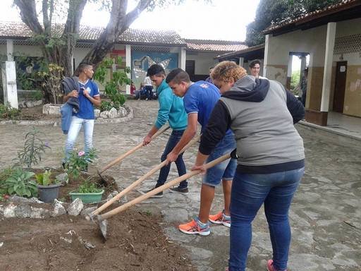 Estudantes revitalizam áreas verdes no entorno da escola em Itapetinga