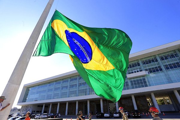 Hino retrata momento decisivo na política do Brasil
