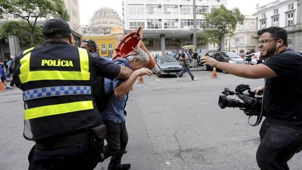 Caco Barcellos é agredido durante manifestação no Rio