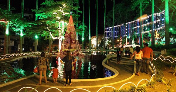 Praça Tancredo Neves inaugura iluminação de Natal
