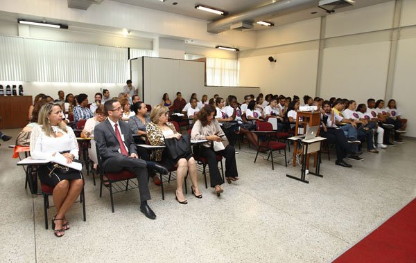 Programa Primeiro Emprego inicia jovens no trabalho