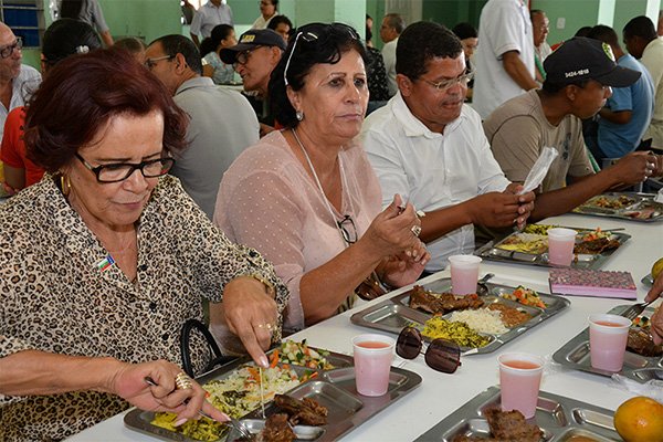 Vice Prefeita Irma Lemos almoça no Restaurante Popular