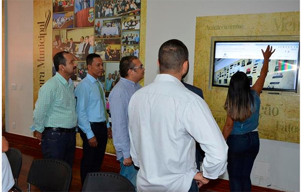 Deputado estadual Heber Santana visita Memorial da Câmara