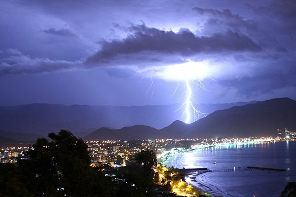 INPE alerta banhistas para os riscos de raios em praias