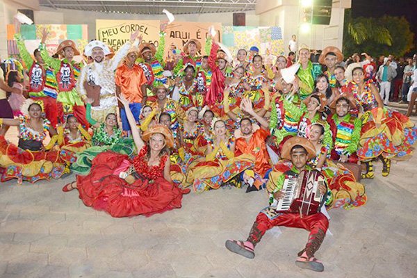 Quadrilha junina de Caculé se apresenta em Roma e Paris