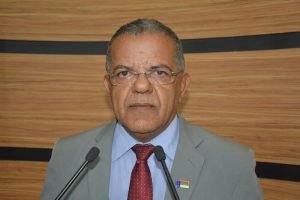 Gilmar intermedia negociação entre Herzem e servidores