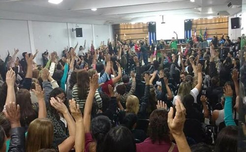 Professores municipais também deflagram greve