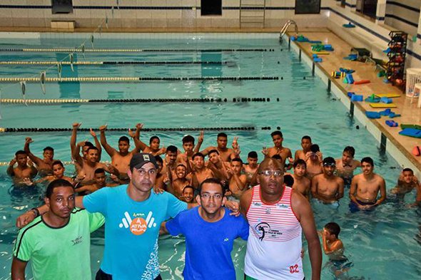 Aulas gratuitas de natação para adolescentes