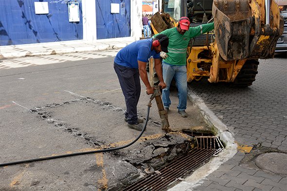 Descobertas ligações irregulares de esgoto na rede pluvial