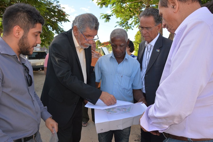 Cabeceira celebra pavimentação e revitalização de praça