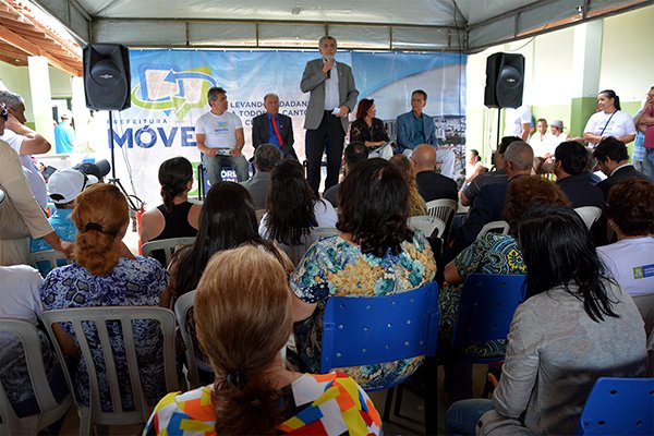 Prefeitura entrega mais de 400 escrituras aos moradores do Renato Magalhães