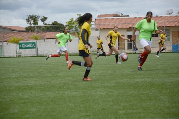 Campeonato de Futebol Feminino começa com goleada