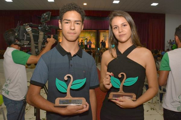 Dois alunos da Rede Municipal de Educação são vencedores do Projeto Lápis na Mão