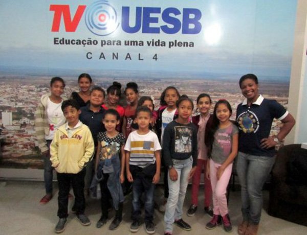 Estudantes do CRAS Jardim Valéria visitam Rádio e TV UESB
