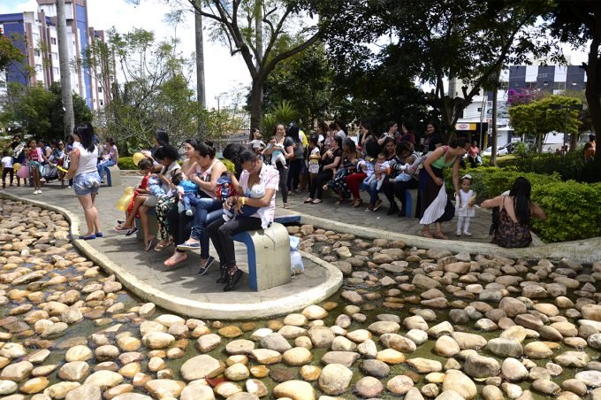 Hora do Mamaço reúne dezenas de mães na Praça Tancredo Neves