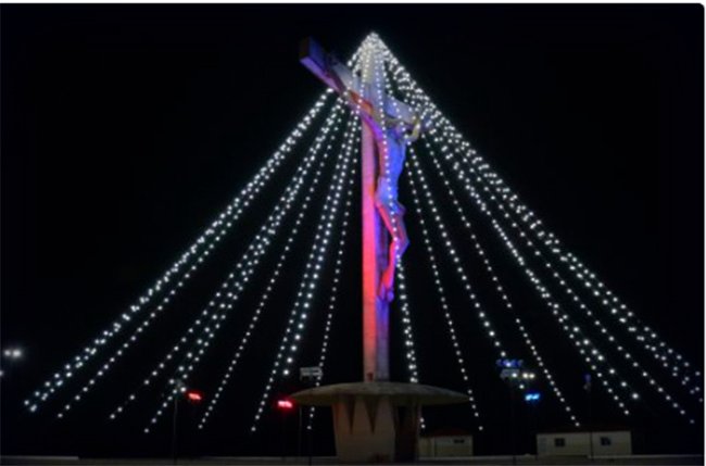 Cristo de Mário Cravo recebe iluminação de Natal