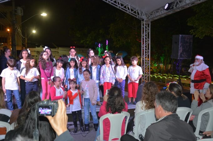 Crianças abrem programação natalina na Praça Tancredo Neves