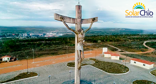 SOLARCHIO instala fonte de energia renovável para iluminar Cristo de Mário Cravo