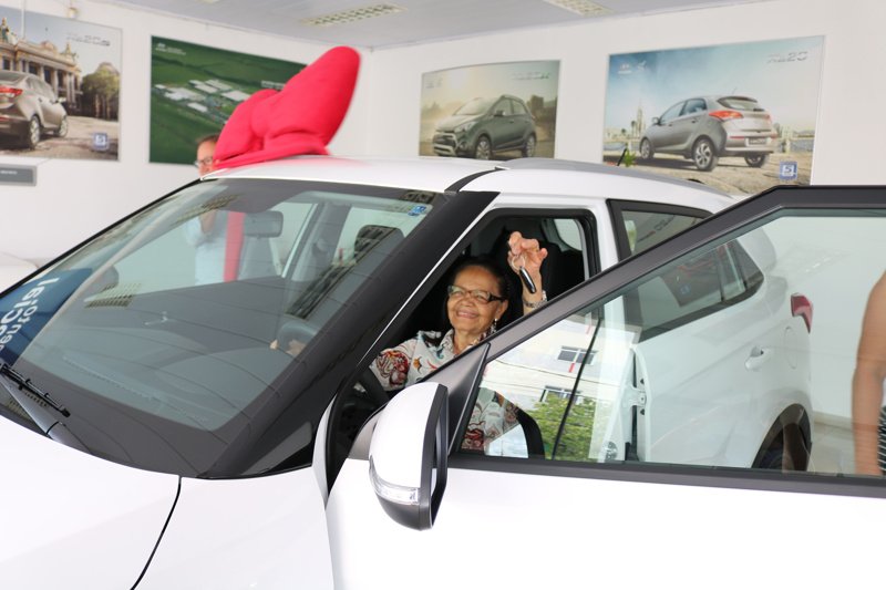 CDL entrega Creta 0 km para ganhadora da promoção de Natal