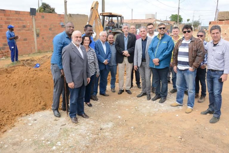 PMVC inicia pavimentação das ruas do Comveima I