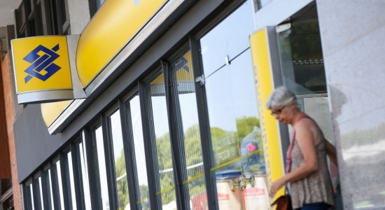 Agências bancárias abrem em horário especial nesta terça-feira (24)