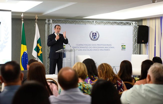 Ministério da Educação capacita profissionais para escolas cívico-militares