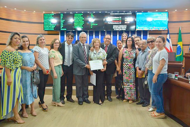 Câmara homenageia Escola Primeiros Passos e Colégio Paulo VI