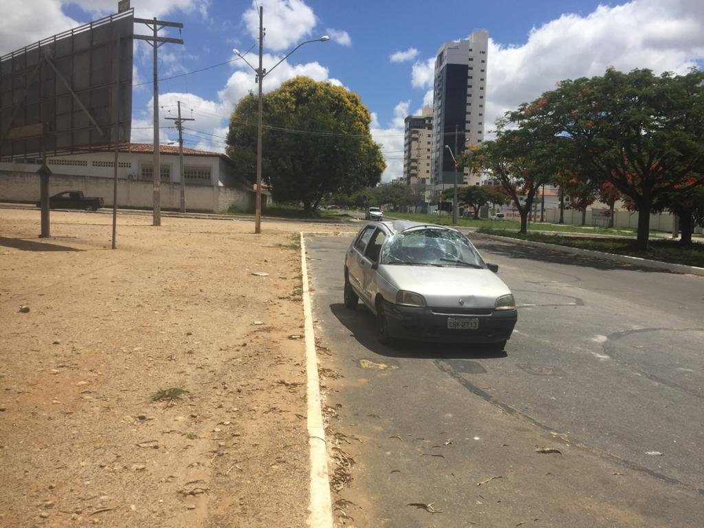 Veículo acidentado e abandonado na Av. Brasil no Candeias em Conquista