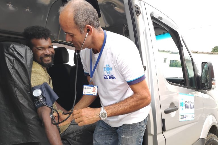 Pessoas em situação de vulnerabilidade recebem atendimento médico na rua