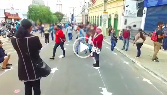 Prefeitura organiza filas na rua dos bancos de Vitória da Conquista: sem aglomeração