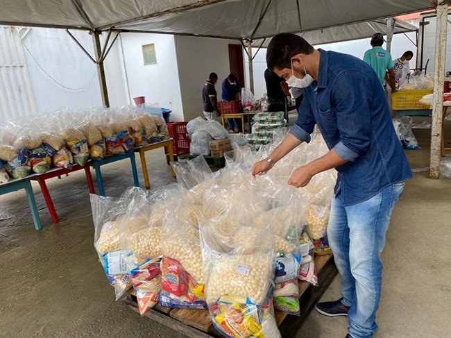 Alunos da rede municipal recebem kits alimentação a partir desta quarta, 15