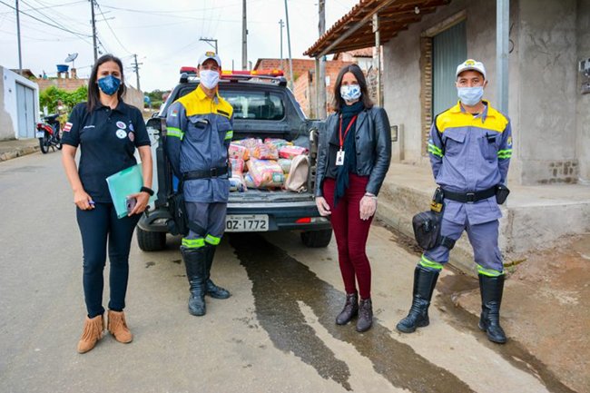 Polícia Militar e SIMTRANS se unem para entrega de cestas básicas a carentes