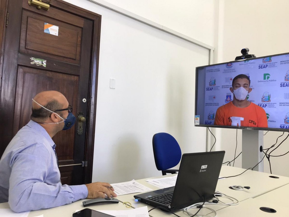 Citação e intimação de réu preso realizadas por meio de videochamada pelo PJBA