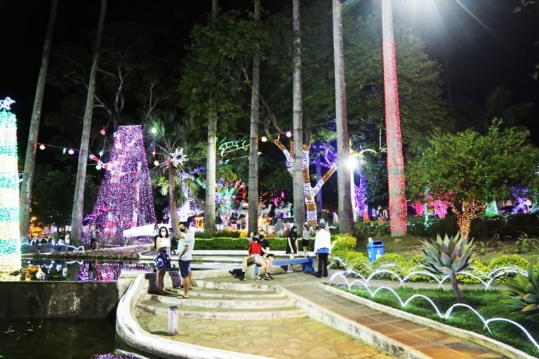 Praça Tancredo Neves iluminada para o Natal Conquista de Luz