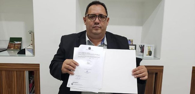 Presidente assina termo de cooperação técnica para a Rádio Câmara de Conquista