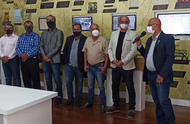 Câmara Municipal apresenta projetos em reunião com membros da imprensa